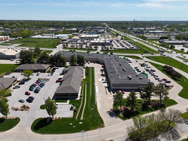 More Photos Of 10401-10469 Hickman Rd, Urbandale Unknown For Lease