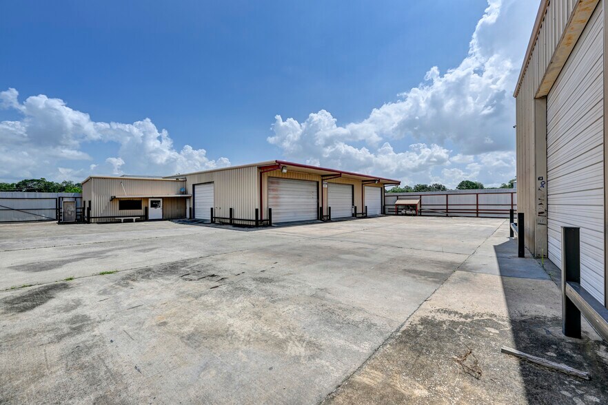 More Photos Of 6004 N Shepherd Dr, Houston Warehouse For Sale