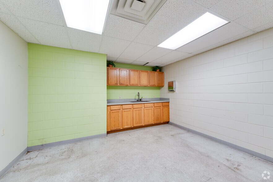 More Photos Of 1121 River St, Lansing Distribution For Lease
