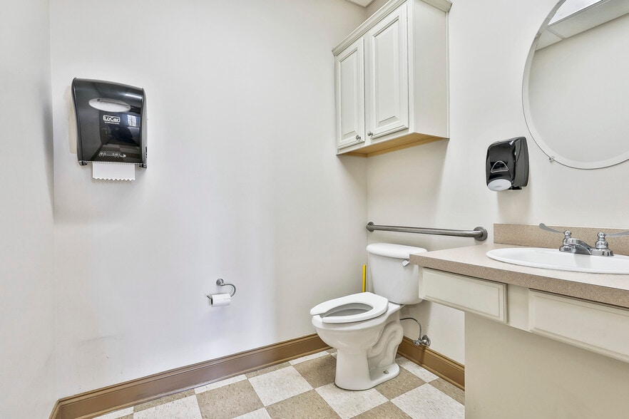 More Photos Of 75 Jackson St, Newnan Unknown For Lease