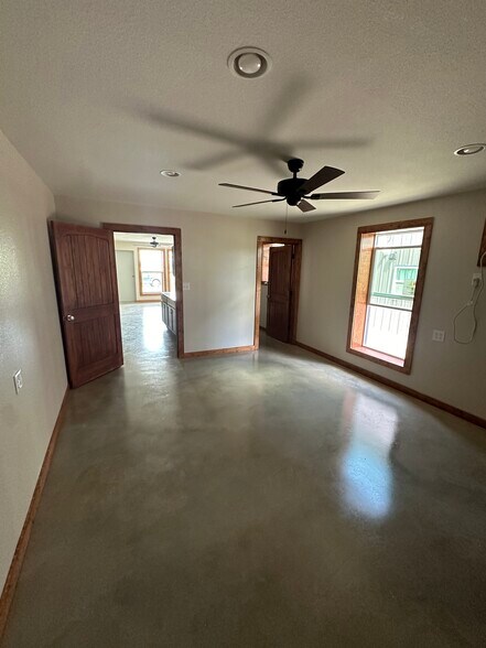 More Photos Of 4072 Old Lorena Rd, Lorena Light Manufacturing For Lease