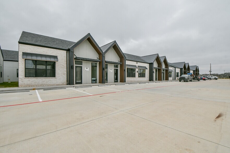 More Photos Of 1325 Main St, Katy Unknown For Lease