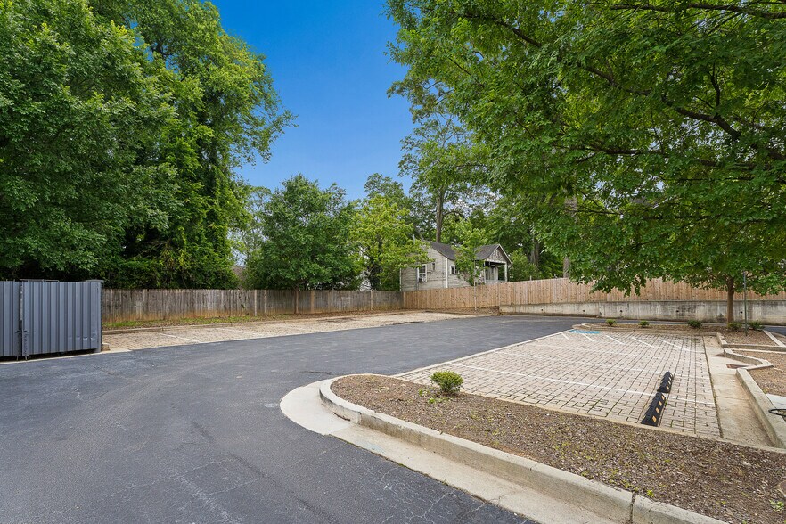 More Photos Of 1605 Howell Mill Rd NW, Atlanta Storefront Retail Office For Sale