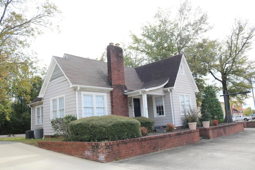 More Photos Of 208 N Gloster St, Tupelo Office For Sale