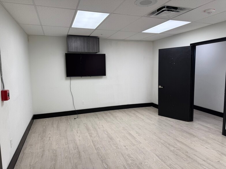 More Photos Of 6565 Beach Blvd, Jacksonville Loft Creative Space For Lease
