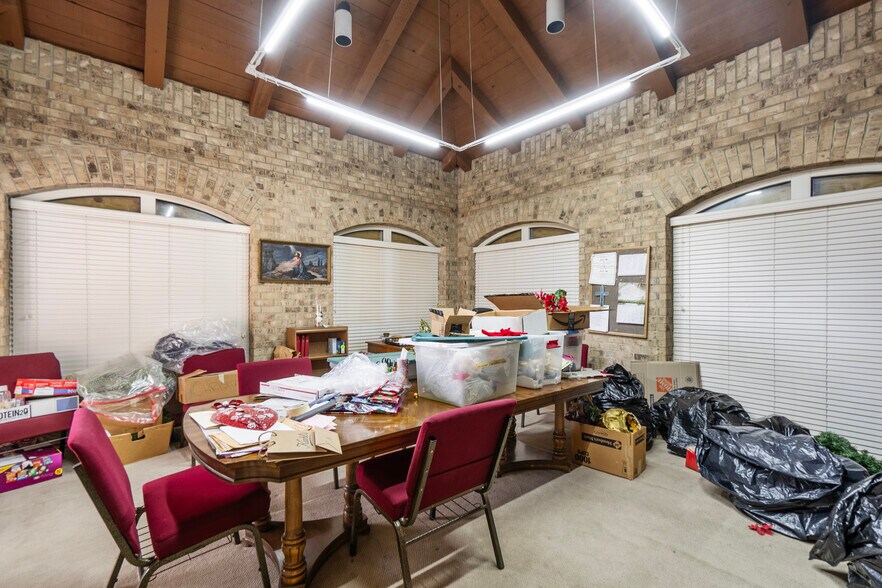 More Photos Of 660 S Zang Blvd, Dallas Office For Lease