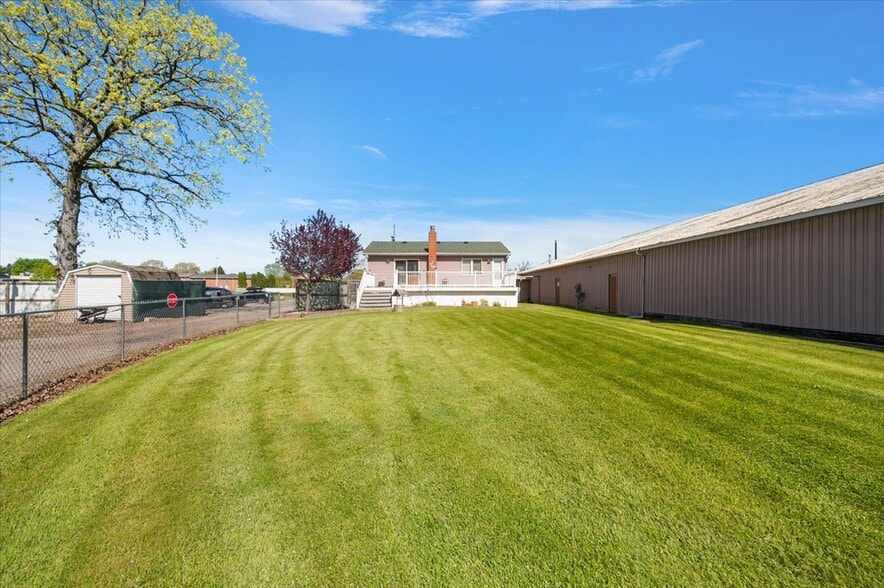 More Photos Of 4376 Beecher Rd, Flint Service For Sale