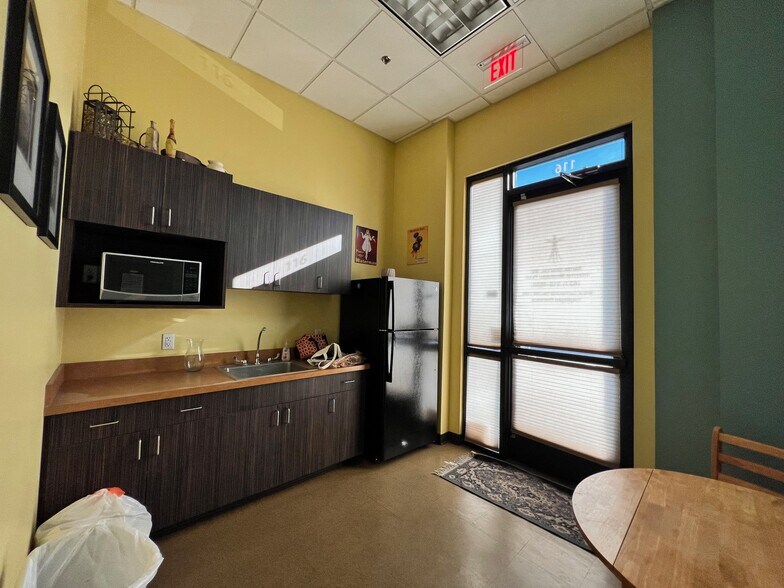 More Photos Of 9515 W Camelback Rd, Phoenix Office For Sale