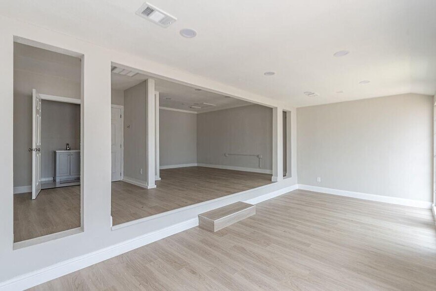 More Photos Of 2809 Market St, Baytown Office Residential For Lease