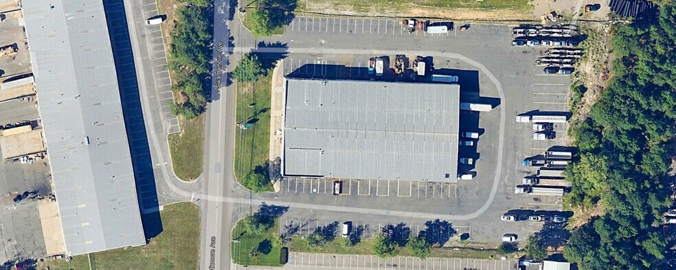 More Photos Of 1970 Swarthmore Ave, Lakewood Warehouse For Lease