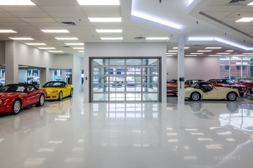 More Photos Of 4475-4477 Boul. Métropolitain E., Saint-leonard General Retail For Sale
