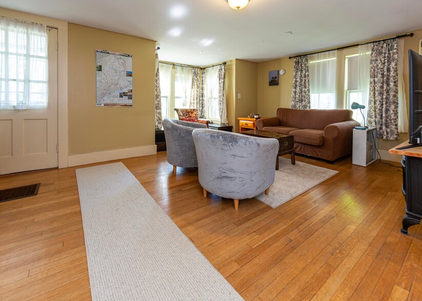 More Photos Of 1276 Surry Rd, Surry Freestanding For Sale