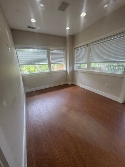 More Photos Of 23 N Main St, Hilton Head Island Office For Sale