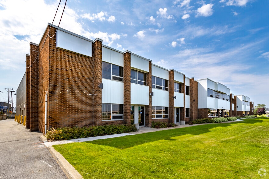 Primary Photo Of 7700-7810 Rte Transcanadienne, Montréal Warehouse For Lease