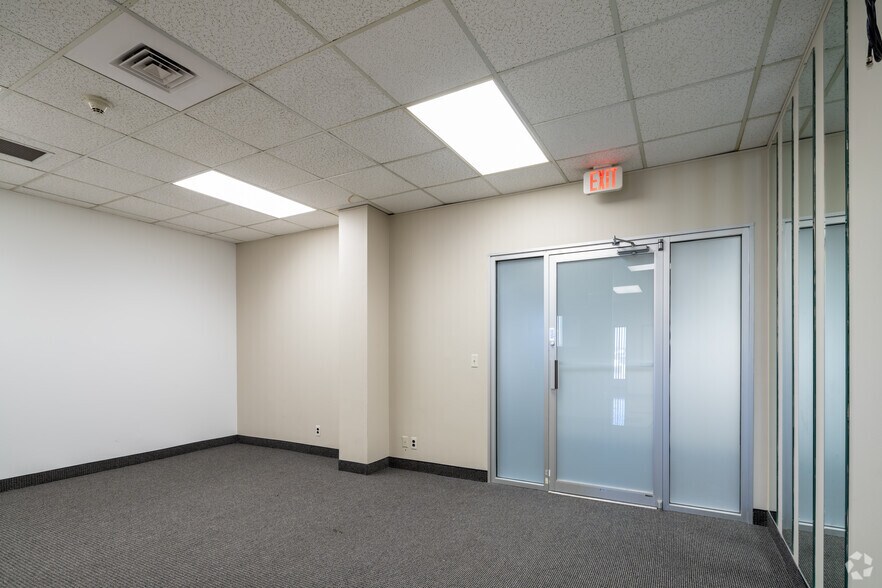 More Photos Of 25900 Greenfield Rd, Oak Park Office For Lease
