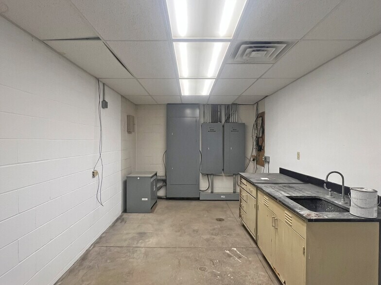 More Photos Of 4300 W Ridge Rd, Erie Manufacturing For Lease