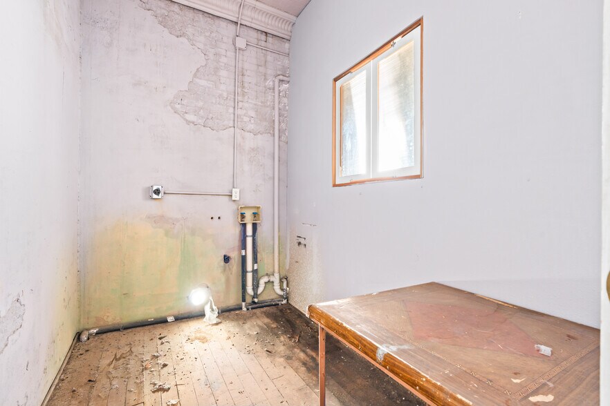 More Photos Of 207 E Elm St, Hillsboro Storefront Retail Residential For Sale