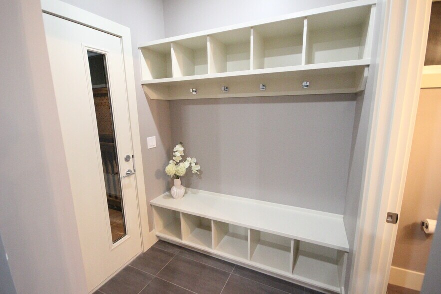 More Photos Of 11331 76 Av NW, Edmonton Apartments For Sale