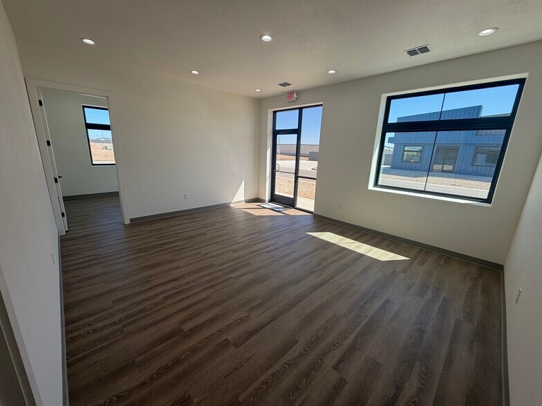 More Photos Of 3204 118th St, Lubbock Flex For Lease