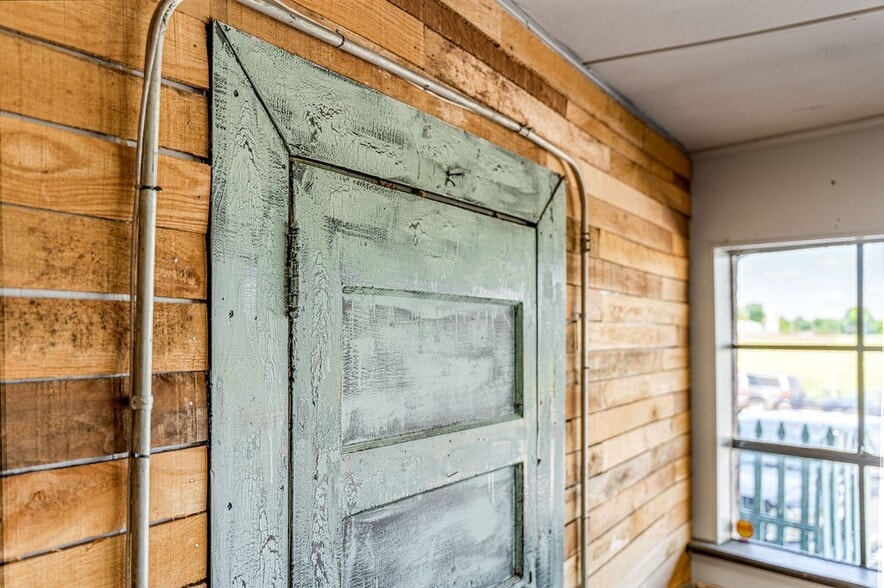 More Photos Of 1214 College St, Clarksville Warehouse For Lease