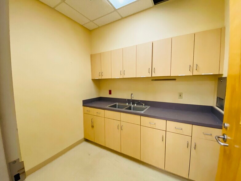 More Photos Of 404 Hall of Fame Dr, Lake City Medical For Lease