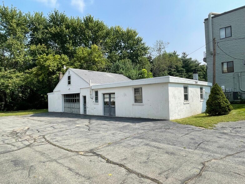 More Photos Of 260 Calvary St, Waltham Light Distribution For Lease