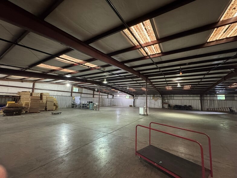 More Photos Of 733 Glendale Rd, Scottdale Warehouse For Lease