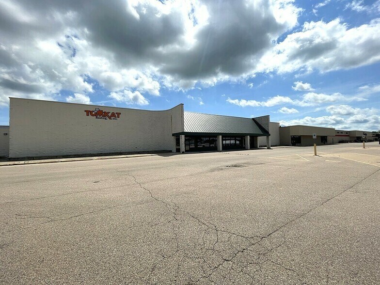 More Photos Of 2-20 Northpoint Dr, Streator General Retail For Sale