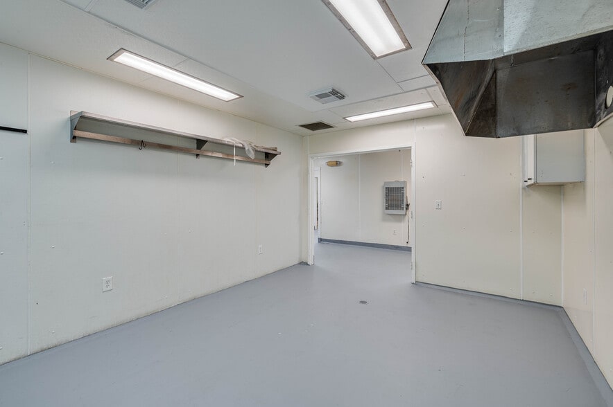 More Photos Of 174 NW 9th ave, Mulberry Distribution For Sale