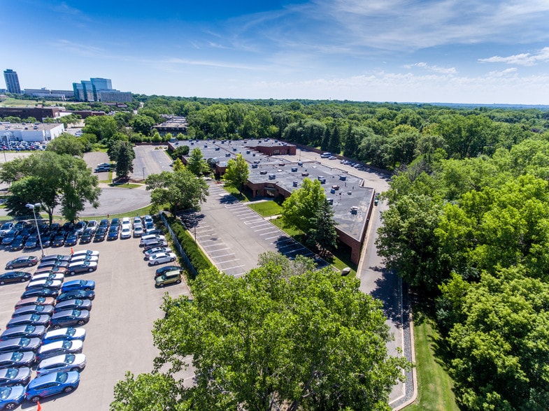 More Photos Of 4801 W 81st St, Bloomington Light Distribution For Lease