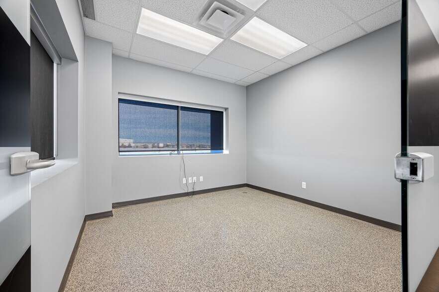 More Photos Of 5267 67 Av, Lloydminster Warehouse For Lease