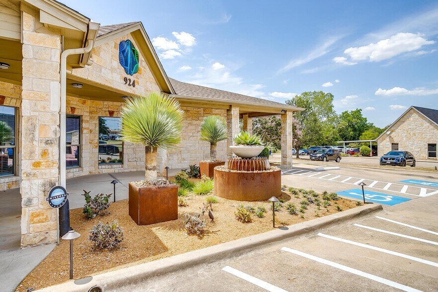 More Photos Of 924 Foster Ln, Weatherford Medical For Lease