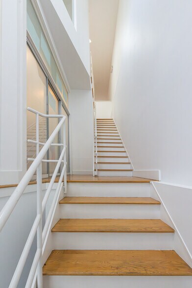 More Photos Of 2142-2144 Gilbert Ave, Cincinnati Office For Lease