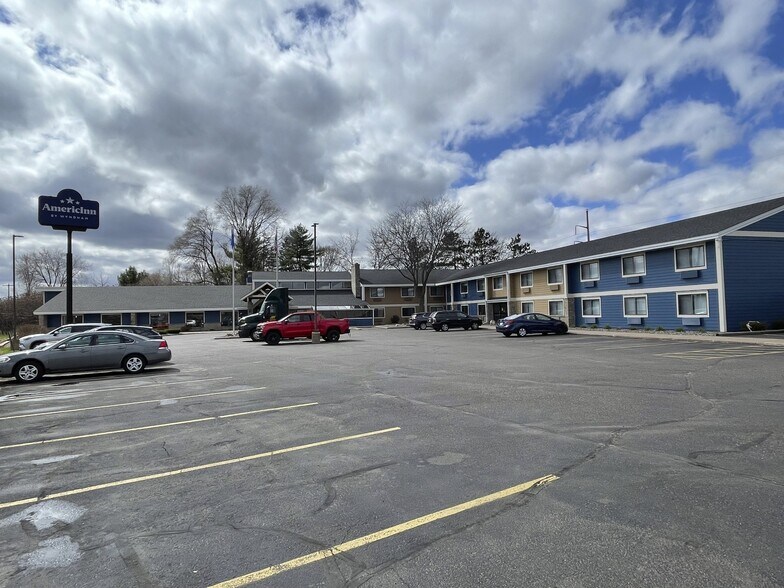 More Photos Of 11 E South Ave, Chippewa Falls Hotel For Sale