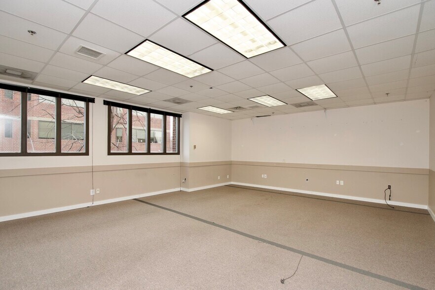 More Photos Of 1964 Gallows Rd, Vienna Office For Sale