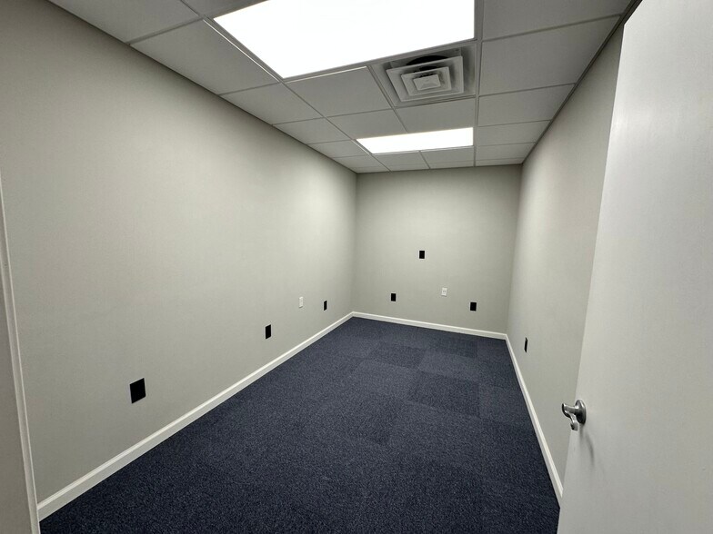 More Photos Of 220 N Main St, Lexington Flex For Lease