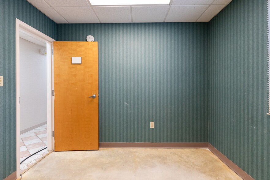 More Photos Of 640 S Walker St, Bloomington Medical For Sale