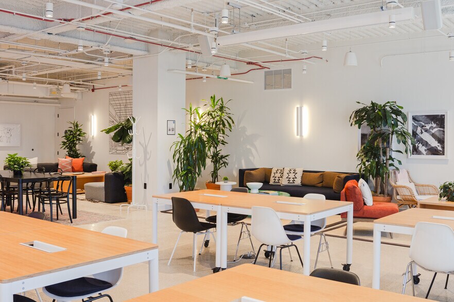 More Photos Of 222 S Riverside Plz, Chicago Coworking Space