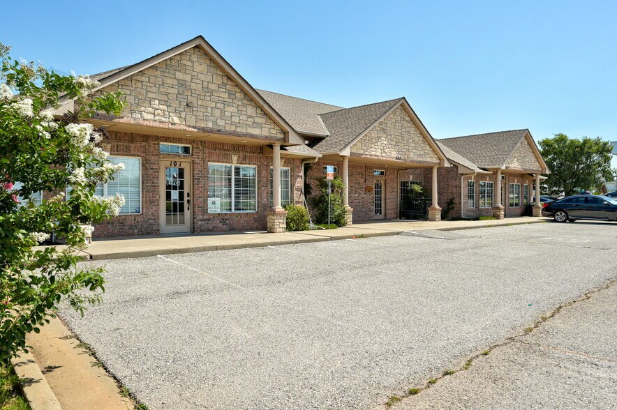 More Photos Of 543 E Ok-152, Mustang Office For Sale