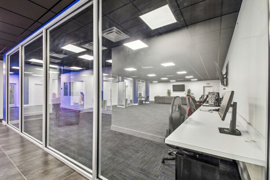 More Photos Of 14915 N Nebraska Ave, Tampa Showroom For Sale