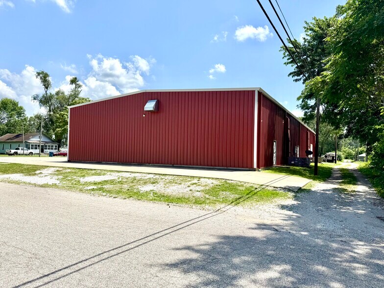 More Photos Of 2509 S 1st St, Terre Haute Showroom For Sale
