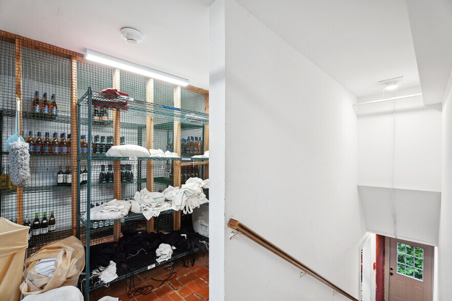 More Photos Of 5 Inlet Rd W, Southampton Restaurant For Lease