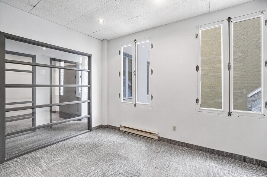 More Photos Of 164 Rue Notre-Dame E, Montréal Office For Sale