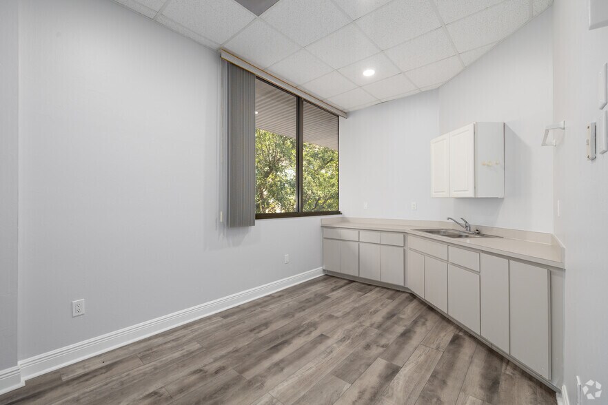 More Photos Of 1425 Viscaya Pky, Cape Coral Office For Lease