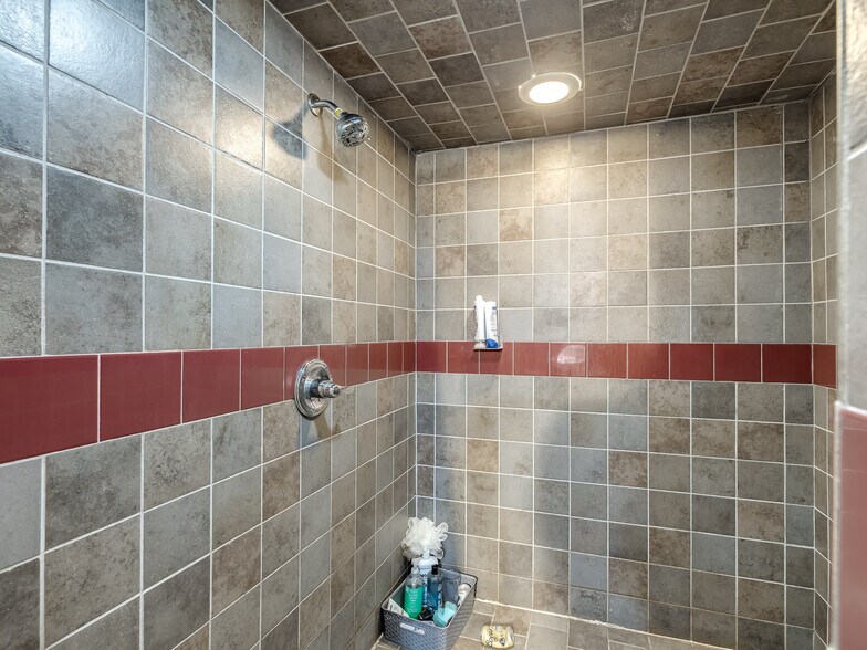 More Photos Of 702 S Lahoma Ave, Norman Dormitory For Sale