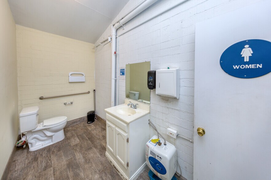 More Photos Of 11924 Vose St, North Hollywood Warehouse For Lease