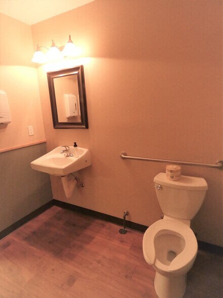 More Photos Of 5293 NE Elam Young Pky, Hillsboro Showroom For Lease
