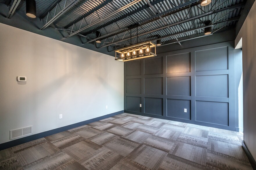 More Photos Of 100 Envoy Cir, Louisville Office For Lease