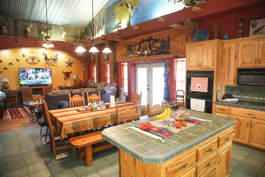 More Photos Of 1122 Douglas Ave, Beaver Hotel For Sale