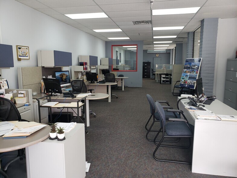 More Photos Of 73160 El Paseo, Palm Desert Storefront For Lease